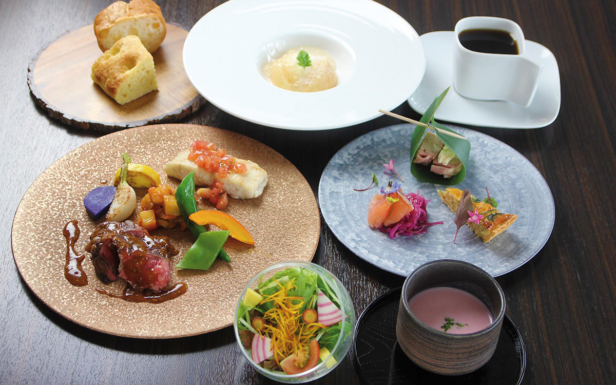ioriランチ 2800円(税込)前菜3種・本日のスープ・メイン/お肉とお魚の盛り合わせ・本日のデザート・パンorライス・コーヒーor紅茶 季節の旬や仕入れに応じて内容は日替わりとなっている。