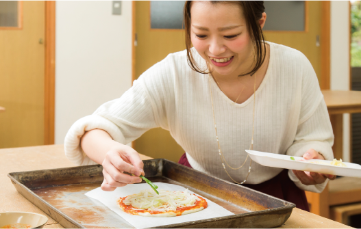 手作り体験 - ピザやパン作りのほか、蕎麦打ち、水ようかんや山うにといった福井名物の手作り体験メニューも豊富です。