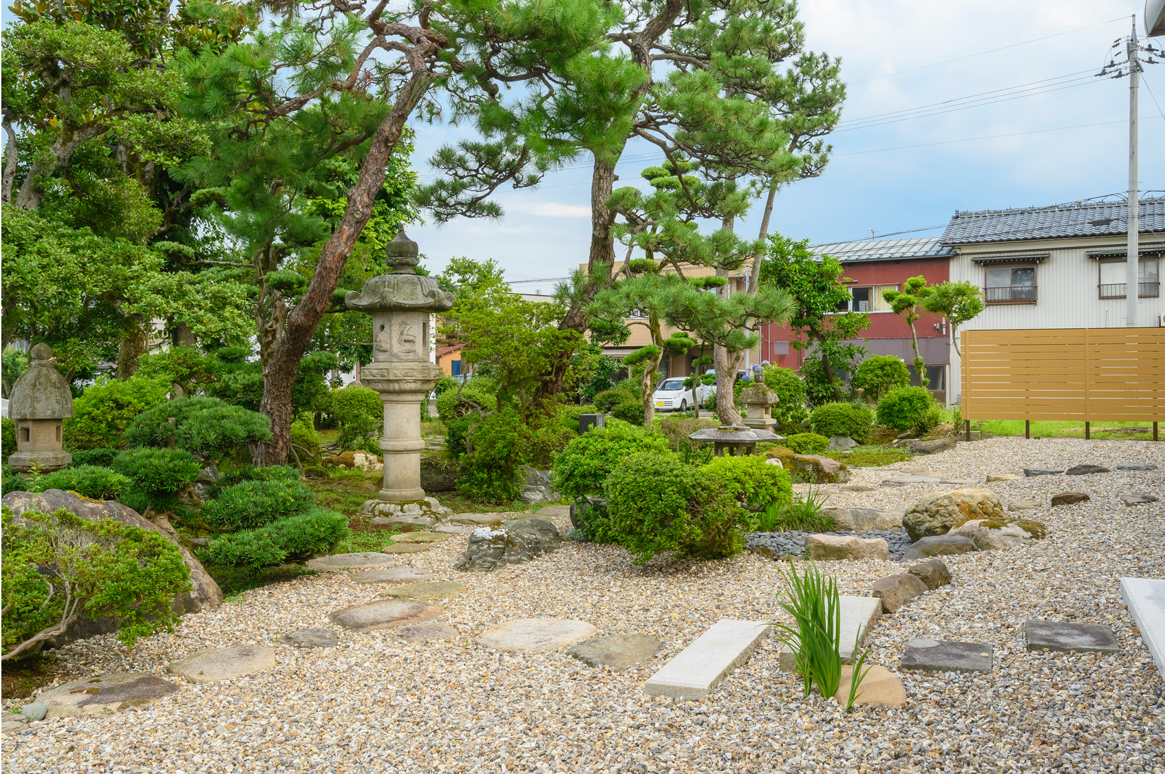 既存の庭園は、飛び石や笏谷石を整備したほか、マツの存在感を高めるよう植栽に手を加えるなど全体的にバランス良く整えた。