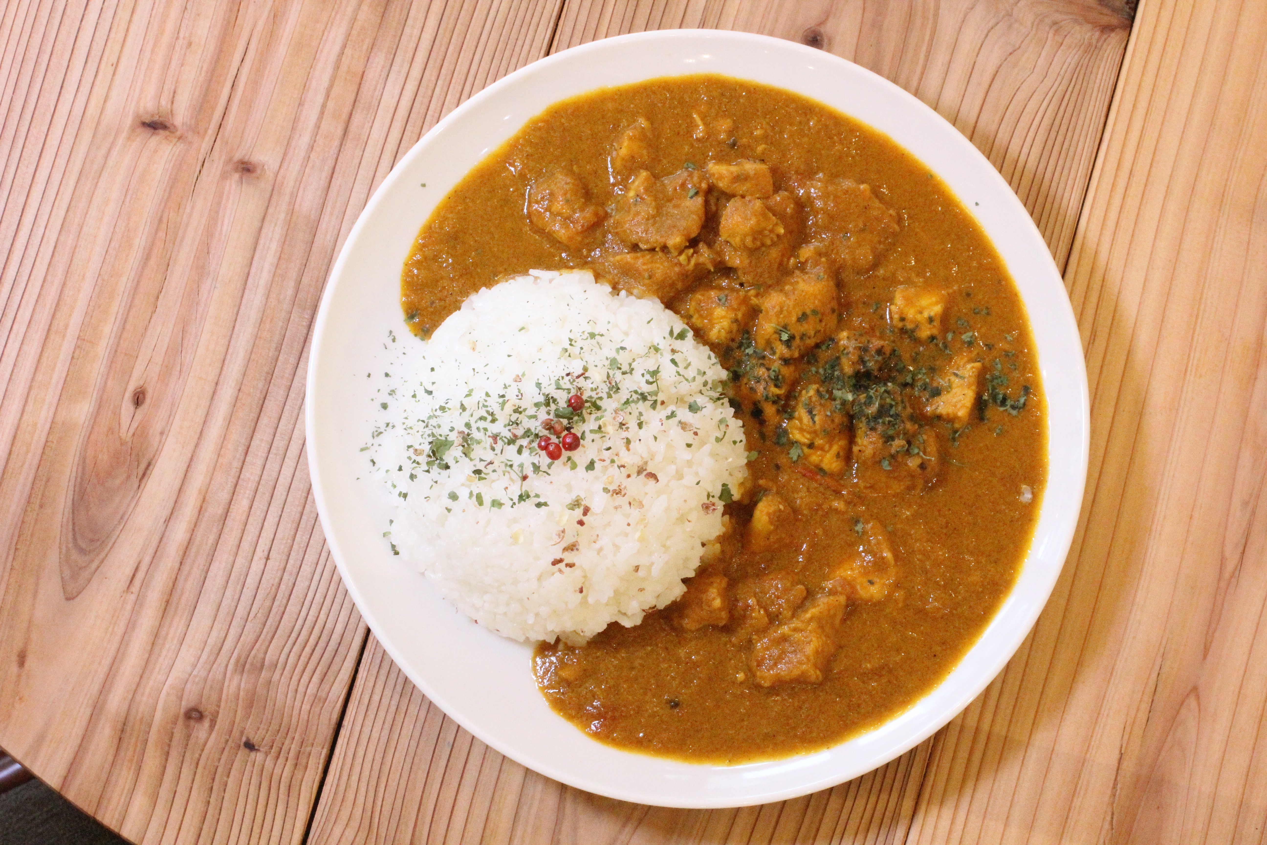 タイシロンカレー 1,000円(税込) - 火曜日のみ提供される本格カレーも人気。カレーの種類は数週間ごとに変わります。