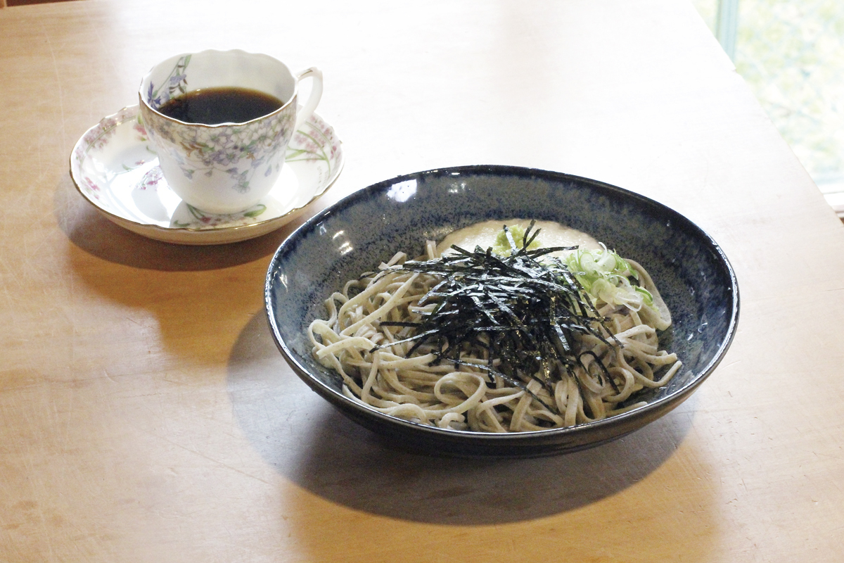 やまかけ蕎麦・珈琲のセット　1000円（各税込）。蕎麦は十割と二八から選べます。