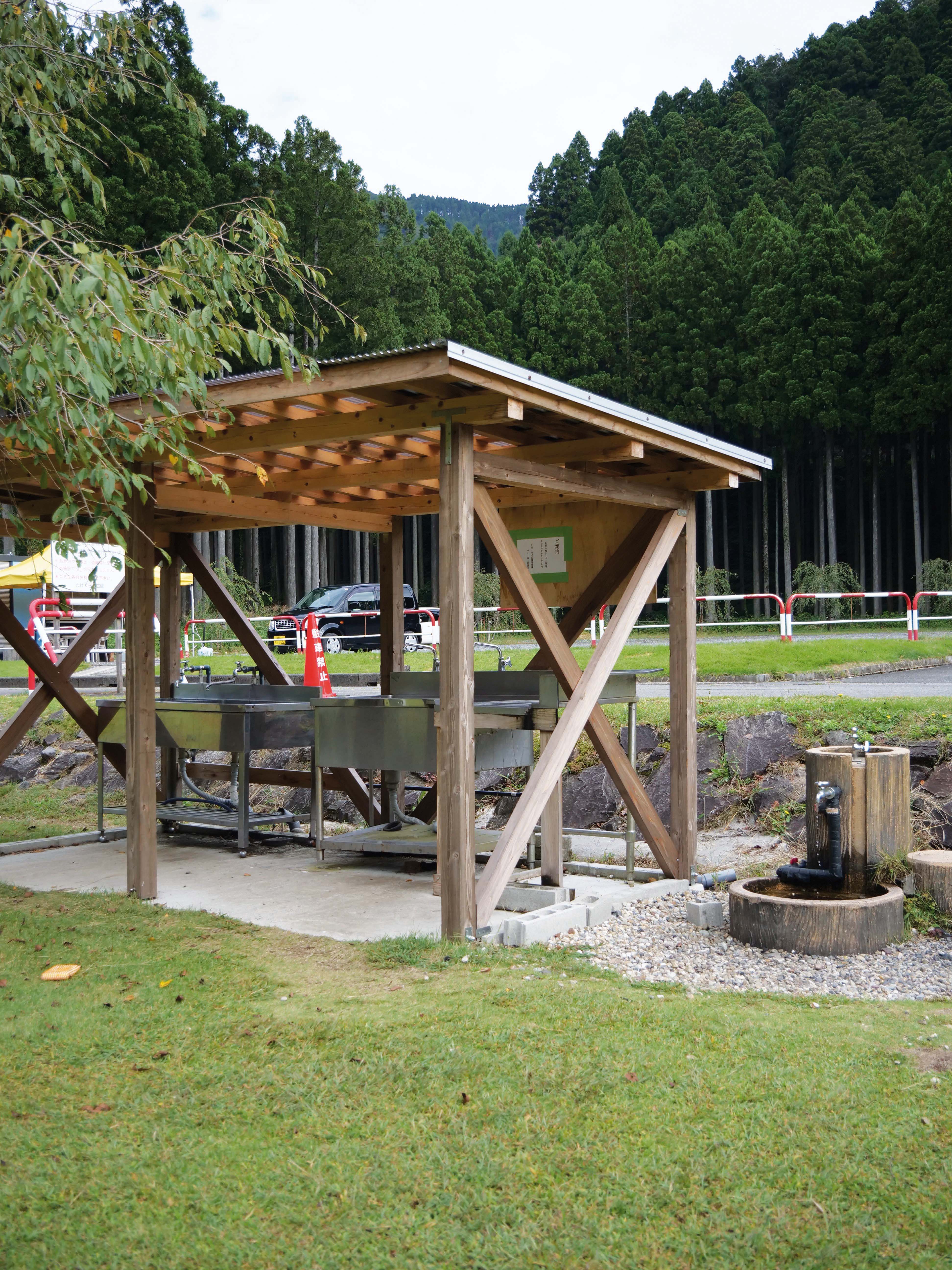 水場は屋根付き。広いシンクで洗い物も快適に。