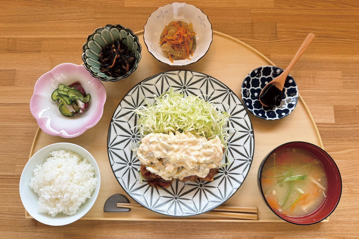 アケル食堂の定食ランチ　1100円（税込） メイン３種・小鉢５種から好きなおかずが選べる。現在のメニューは、メイン：チキン南蛮、焼き魚、旬の野菜炒め　小鉢：ほうれん草の胡麻和え、蛸ときゅうりの酢の物、茄子の煮浸し、ひじき煮、蓮根のきんぴら